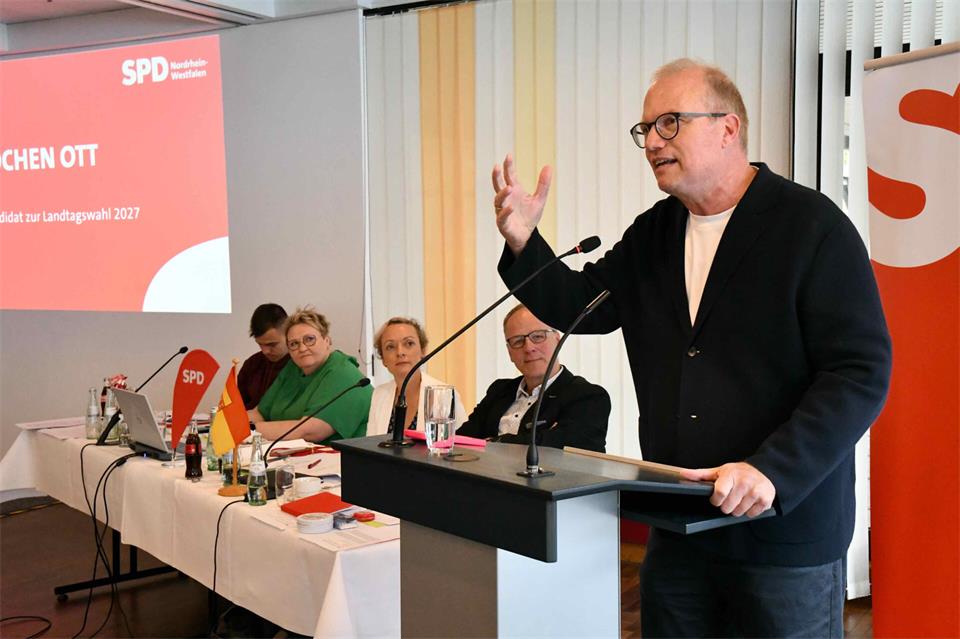 NRW-Spitzenkandidat Jochen Ott sprach vor den Genossen beim Kreisparteitag der SPD in der Stadthalle Vennehof.