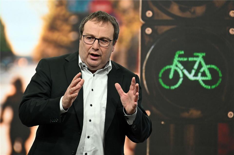 NRW-Verkehrsminister Oliver Krischer (Grüne) mahnt realistische Erwartungen beim Radwege-Ausbau an. (Archivbild)Federico Gambarini/dpa