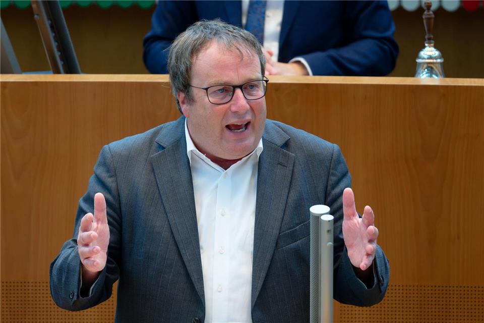 NRW-Verkehrsminister Oliver Krischer kritisiert das Krisenmanagement der Bahn heftig. (Archivbild)Henning Kaiser/dpa