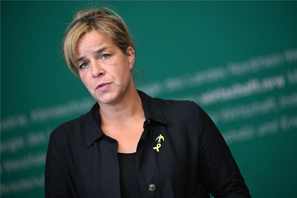 NRW-Wirtschaftsministerin Mona Neubaur (Grüne) hat die Castor-Transporte von Jülich nach Ahaus als herausfordernd bezeichnet.Federico Gambarini/dpa
