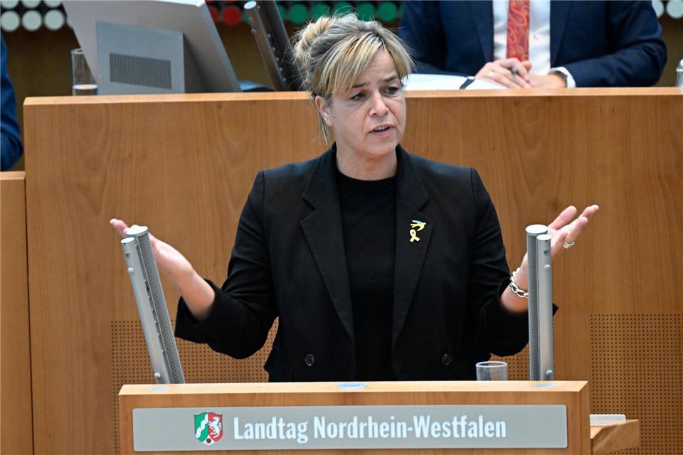 NRW-Wirtschaftsministerin Mona Neubaur (Grüne) spricht sich angesichts der wirtschaftlichen Schwäche für flexible Antworten in der Klimapolitik aus. (Archivbild)Roberto Pfeil/dpa