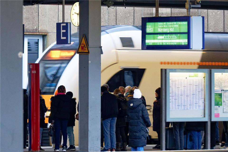 NRW gilt als Pendler-Land - auf die Bahn sind viele angewiesen.Henning Kaiser/dpa