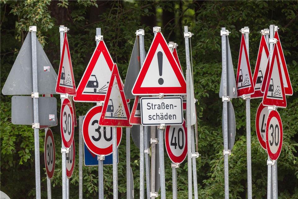 NRW nutzt Gelder aus dem Sondervermögen des Bundes auch für Landesstraßen. (Symbolbild)Jens Büttner/dpa