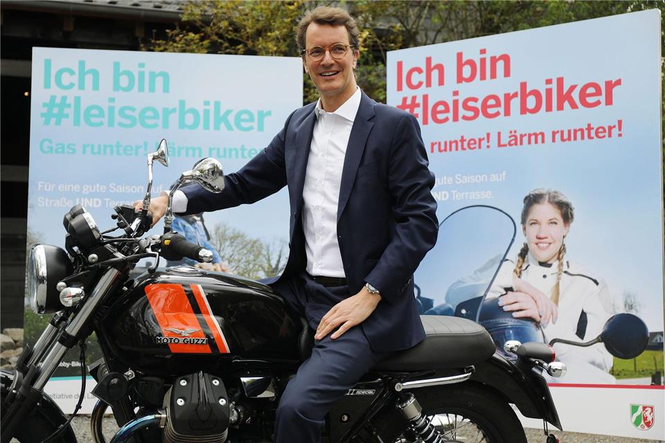 NRW wirbt seit 2021 mit der Aktion „leiserbiker“ für Rücksichtnahme der Motorradfahrer und weniger Lärm. (Archivbild)Oliver Berg/dpa