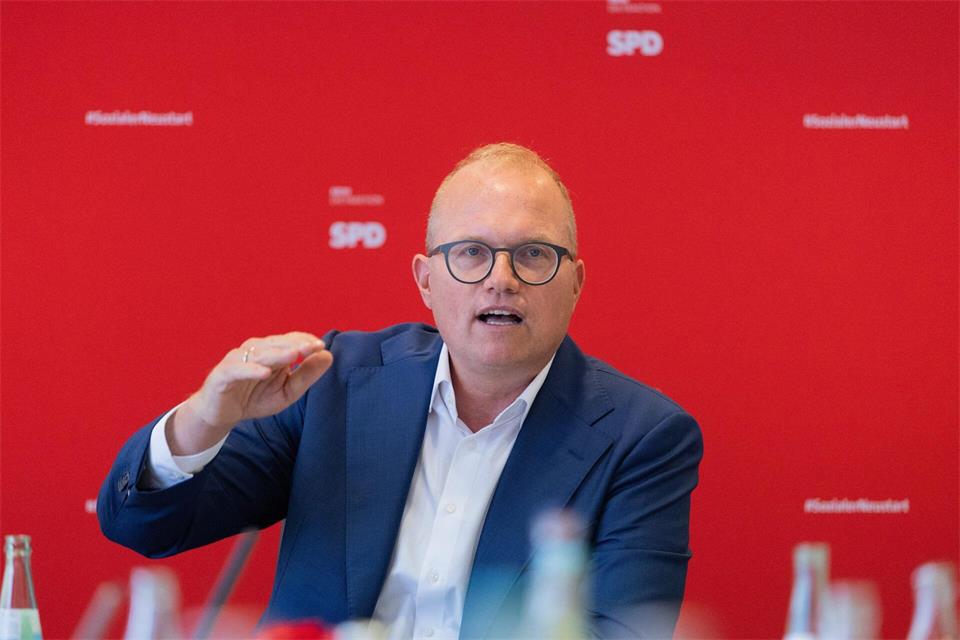 NRW würde mit einer Beteiligung an Evonik die Bedeutung des Unternehmens für das Ruhrgebiet untermauern und „ein eigener Stabilitätsanker werden“, sagte SPD-Fraktionschef Jochen Ott dem „Manager Magazin“. (Archivbild)Rolf Vennenbernd/dpa