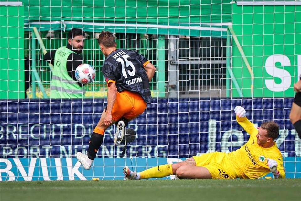 Nach Blitz-Rot: Kaiserslautern beendet Auswärtsfluch Naatan Skyttä erzielte den Führungstreffer für Kaiserslautern.Daniel Karmann/dpa