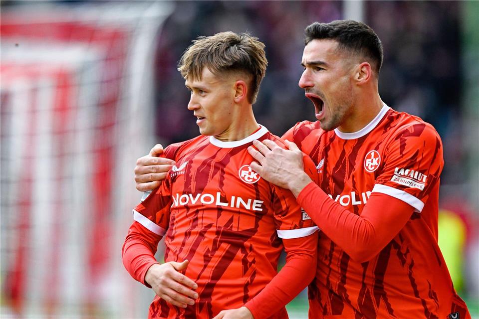 Naatan Skyttä (l.) und Ivan Prtajin jubeln beim FCKUwe Anspach/dpa