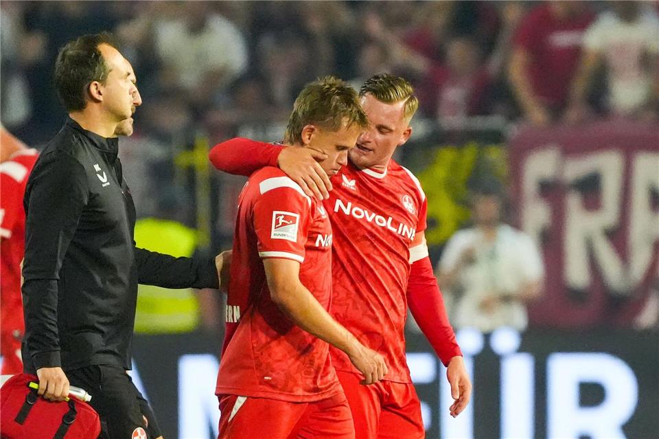 Naatan Skyttä (m) schied verletzt aus. Marc Schüler/dpa