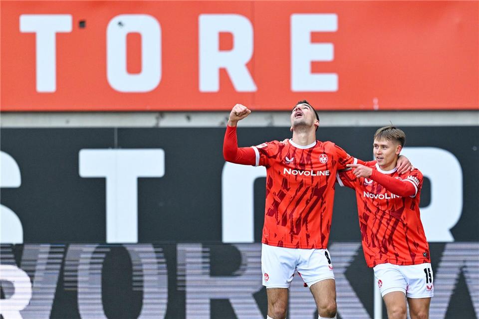 Naatan Skyttä (r.) darf sich über drei Tore in der ersten Halbzeit freuenUwe Anspach/dpa