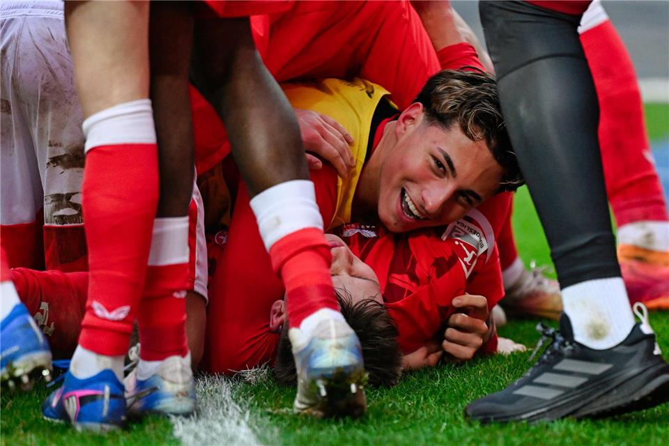 Naatan Skyttä wird von seinen FCK-Kollegen nach dem Sieg gegen Hannover unter sich begraben.Uwe Anspach/dpa