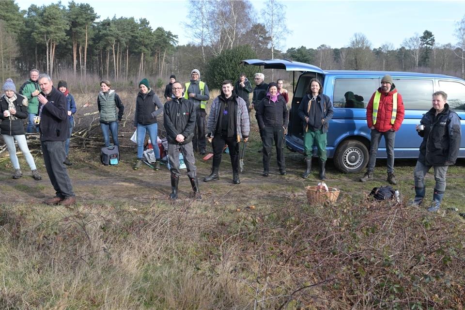 Nabu-Helfer treffen sich zum Pflegeeinsatz am Leopoldskamp.