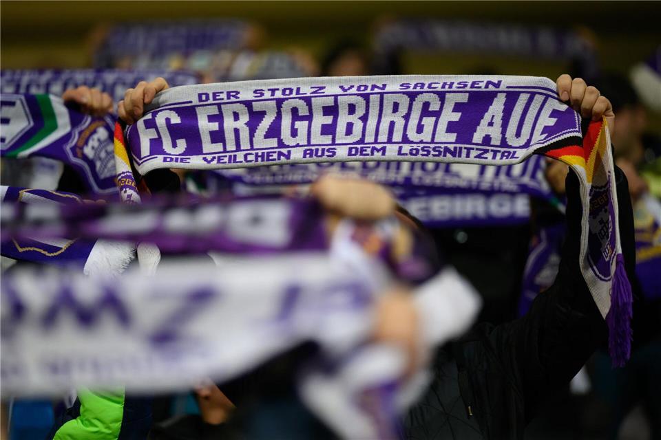 Nach 23 Jahren Profifußball steigt Aue in die Regionalliga ab. Nun gibt es mit dem Tod von Harald Mothes eine weitere traurige Nachricht.Robert Michael/dpa