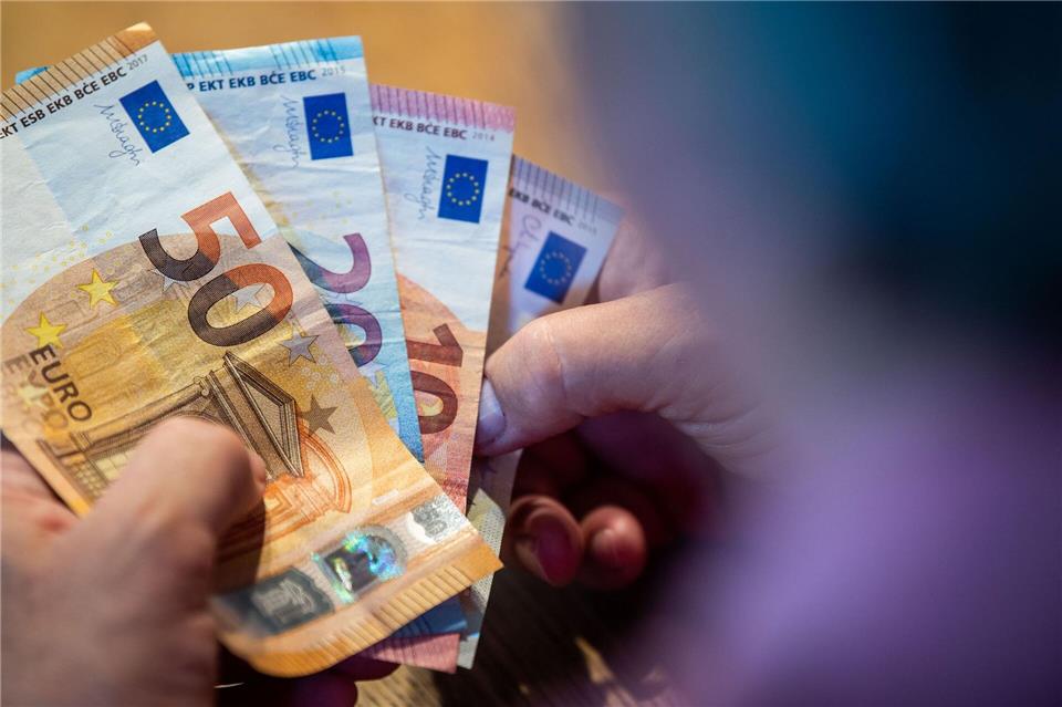 Nach 45 Versicherungsjahren erhalten Rentner in NRW im Schnitt 1.772 Euro Rente. (Symbolbild)Lino Mirgeler/dpa