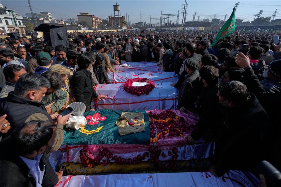 Nach Angaben aus Pakistan wurde der tödliche Anschlag im Nachbarland Afghanistan geplant. Der IS hatte die Tat für sich reklamiert. Anjum Naveed/AP/dpa