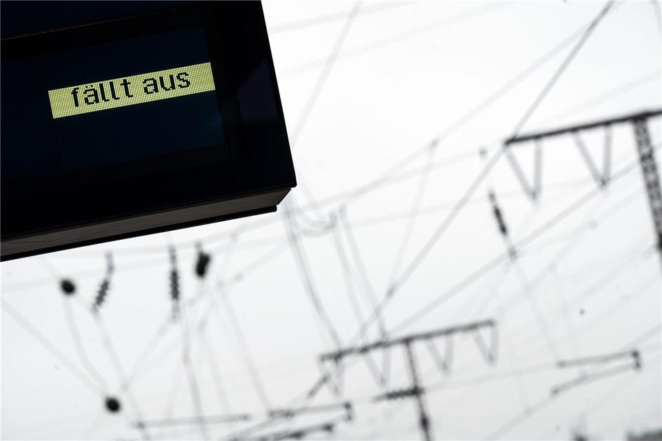 Nach Angaben der Bahn ist ein Stellwerk in Köln-Kalk betroffen. (Symbolbild)Federico Gambarini/dpa