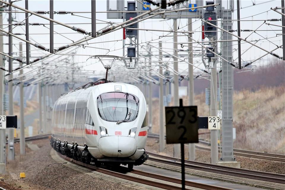 Nach Angaben der Bahn könnte ein Neubau die Fahrtzeit zwischen Hamburg und Hannover auf 59 Minuten reduzieren - etwa eine Viertelstunde weniger als jetzt.
