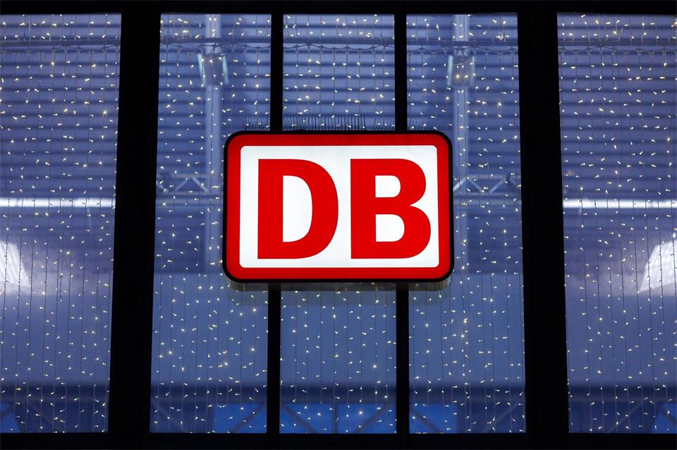 Nach Angaben der Deutschen Bahn (DB) läuft der Zugverkehr zwischen Bayreuth und Nürnberg ab 14. September wieder regulär. (Symbolbild)Daniel Karmann/dpa
