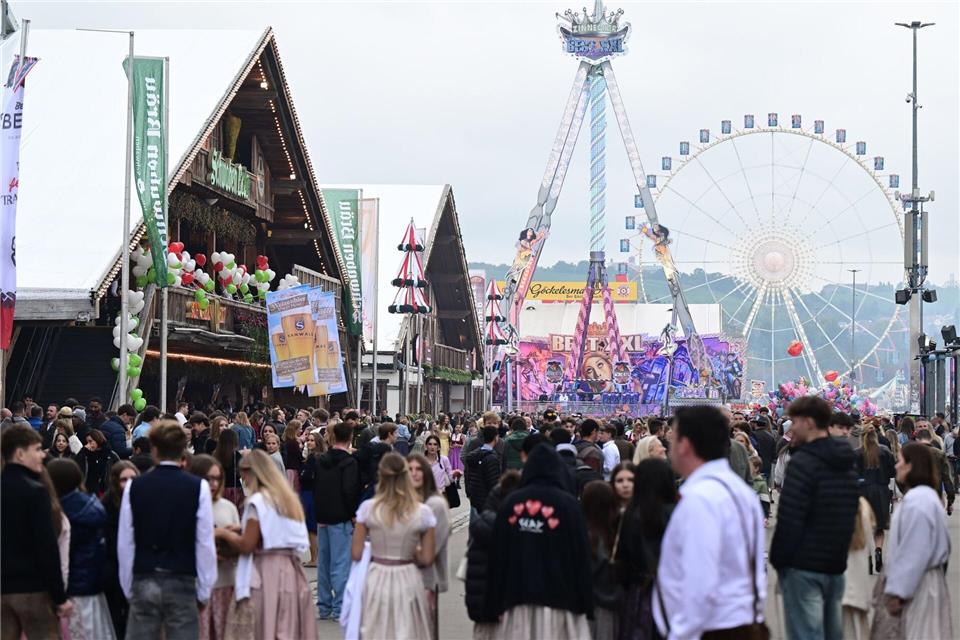 Nach Angaben der Feuerwehr wurde bei dem Brand auf dem Cannstatter Volksfest niemand verletzt. (Archivbild)Bernd Weißbrod/dpa