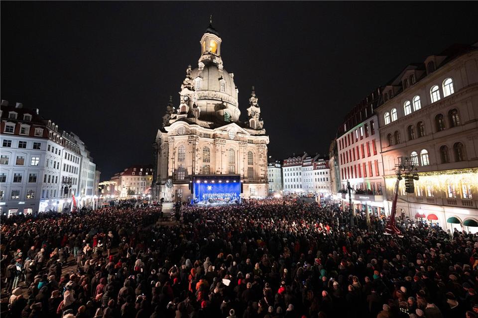 Nach Angaben der Frauenkirche kamen im Laufe der Jahre mehr als eine halbe Million Menschen vor der im Zweiten Weltkrieg zerstörten und nach der Wende wiederaufgebauten Kirche zusammen.Sebastian Kahnert/dpa