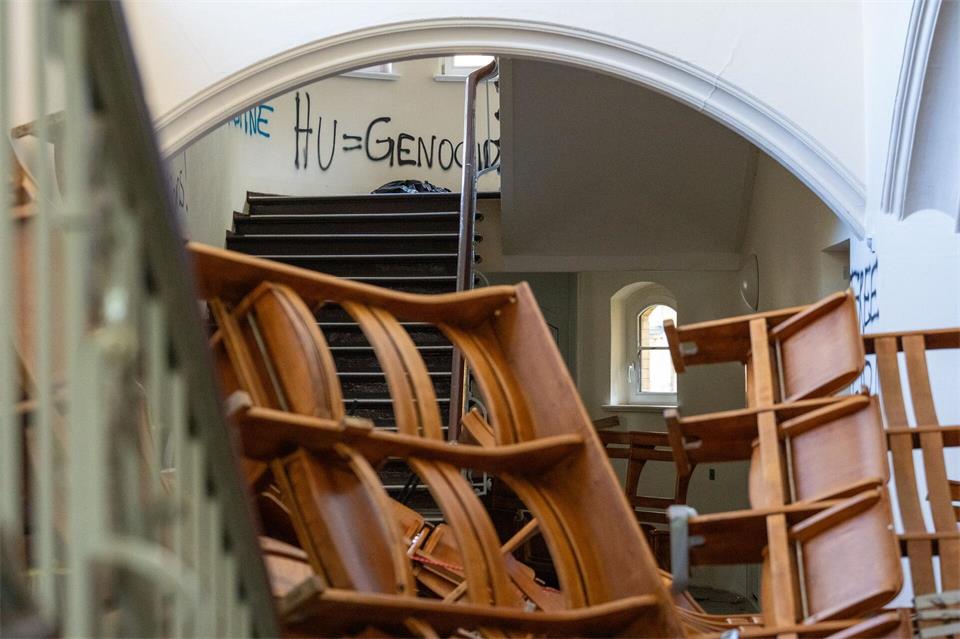 Nach Angaben der HU mussten allein für die Aufarbeitung und Instandsetzung der Stühle sowie die teilweise Erneuerung der Bodenverankerung 170.000 Euro investiert werden (Archivbild). Soeren Stache/dpa