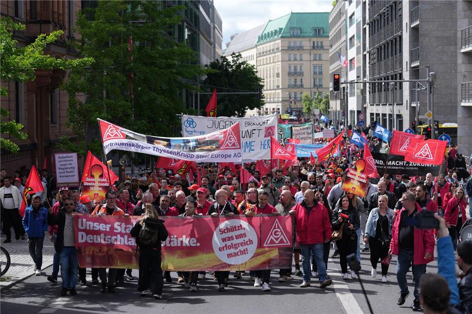 Nach Angaben der IG Metall beteiligten sich in Berlin rund 1.700 Beschäftigte aus mehr als 40 Betrieben.Sven Kaeuler/dpa