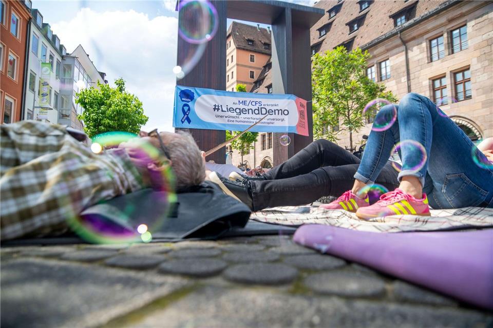 Nach Angaben der Initiative #LiegendDemo sind inzwischen mehr als 600.000 Menschen in Deutschland an ME/CFS erkrankt.Pia Bayer/dpa