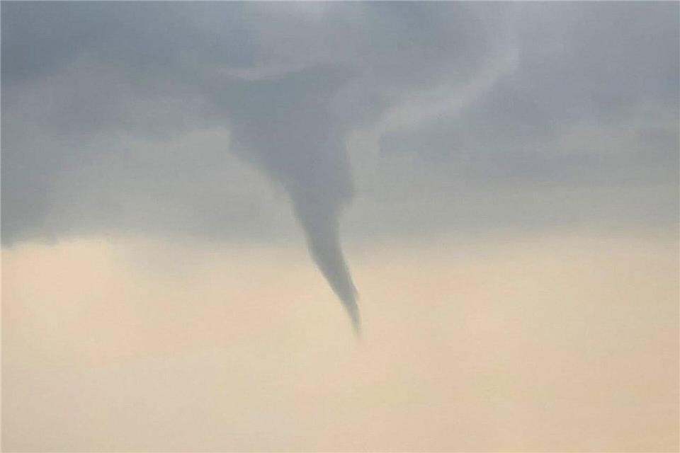 Nach Angaben der Meteorologen entstehen Tornados durch große Temperaturunterschiede zwischen Boden und höheren Luftschichten. (Symbolbild)Sebastian Hansen/Blaulichtrheinlandnrw/dpa