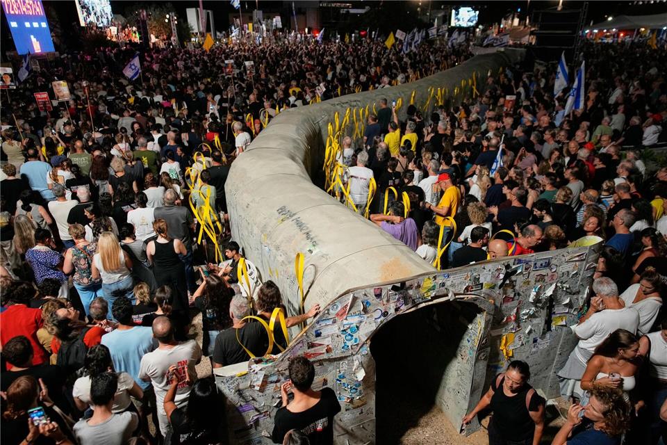 Gespräche über Friedensplan ab Montag in Ägypten geplant Nach Angaben der Organisation der Angehörigen von Geiseln demonstrierten in Tel Aviv rund 120.000 Menschen für die Freilassung der Entführten und einen Friedensschluss.Ohad Zwigenberg/AP/dpa