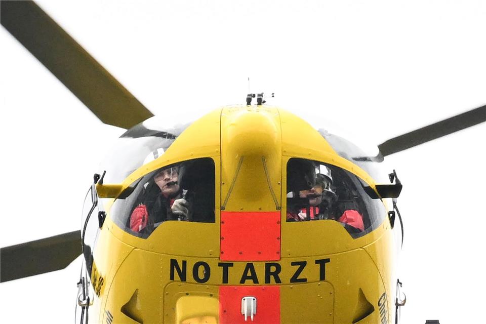 Nach Angaben der Organisation liegt der Rückgang unter anderem an Flugausfällen wegen des Wetters sowie an den erweiterten Kompetenzen für Notfallsanitäterinnen und Notfallsanitäter. (Archivbild)Bernd Weißbrod/dpa