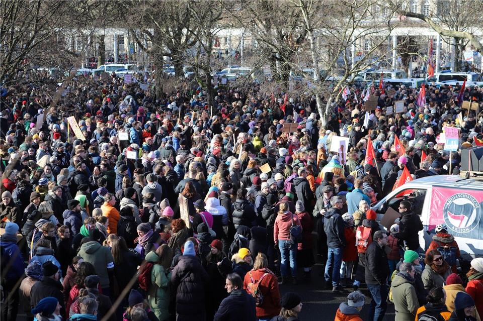 Nach Angaben der Polizei kamen rund 5.000 Menschen zu den Gegenkundgebungen, deutlich mehr als die 140 sogenannten Querdenker.Stefan Rampfel/dpa