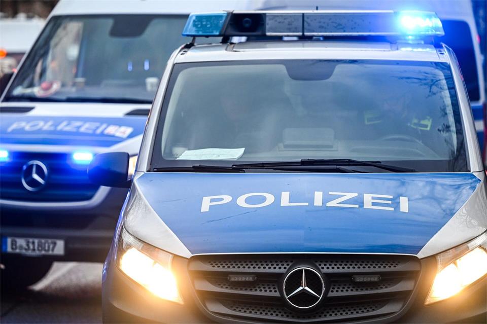 Nach Angaben der Polizei schwebt der Mann nicht in Lebensgefahr. (Symbolbild)Jens Kalaene/dpa