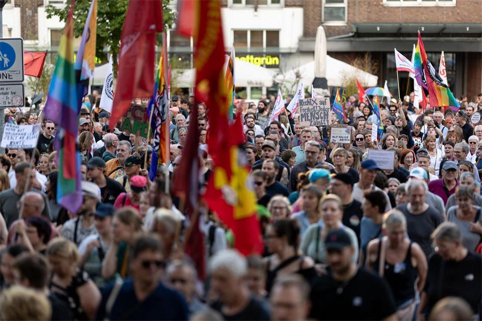Nach Angaben der Polizei verlief die Versammlung bisher störungsfrei. Fabian Strauch/dpa