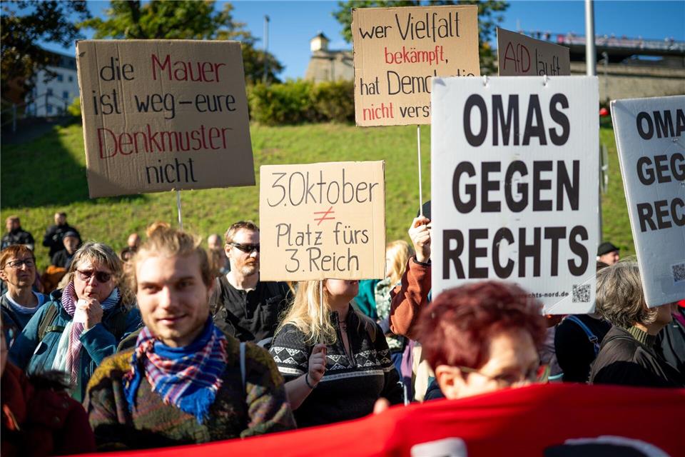 Nach Angaben der Polizei vom Freitagnachmittag nahmen rund 950 Menschen an der Demonstration teil, die sich gegen eine Kundgebung der AfD richtete.Jacob Schröter/dpa
