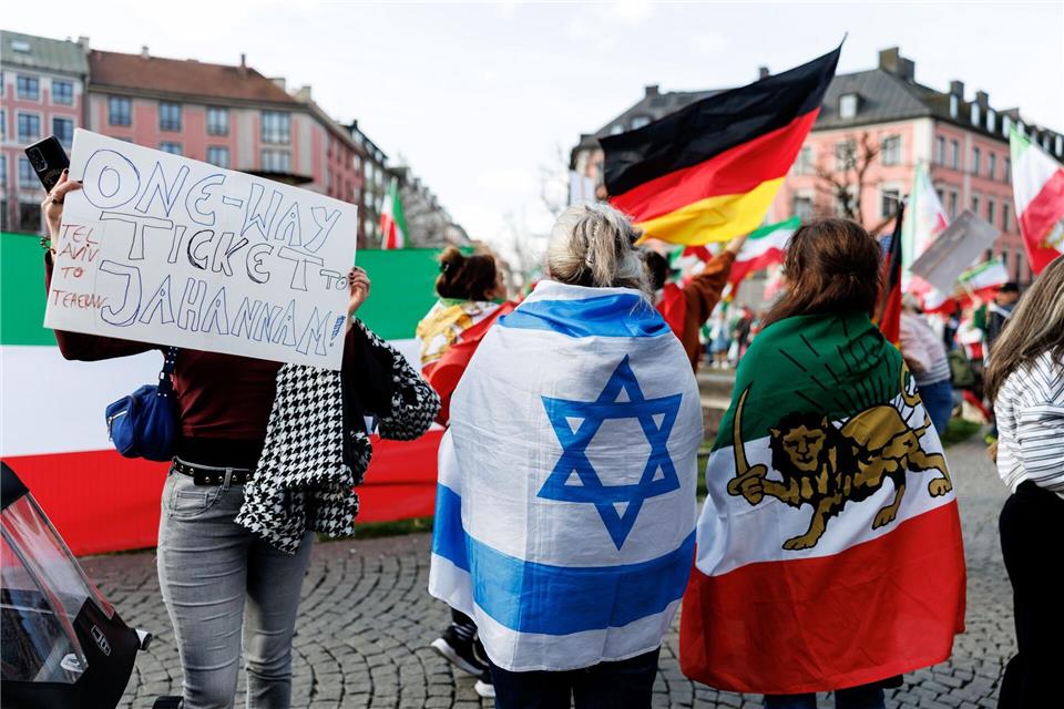 Nach Angaben der Polizei zog der Demonstrationszug an zwei weiteren Versammlungen vorbei, sodass sich die Zahl der Demonstrierenden verdoppelte. Matthias Balk/dpa