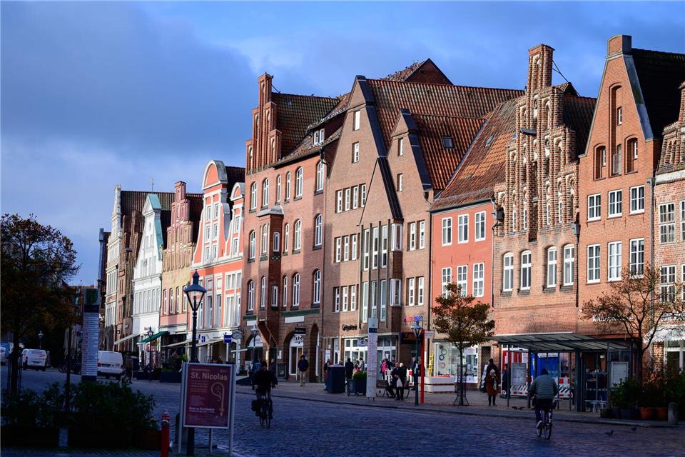 Nach Angaben der Stadt umfasst der Geltungsbereich neben dem Platz Am Sande auch das Umfeld der St.-Johannis-Kirche. Ausgenommen seien unter anderem Flächen der Außengastronomie sowie größere Veranstaltungen. (Archivbild)Philipp Schulze/dpa