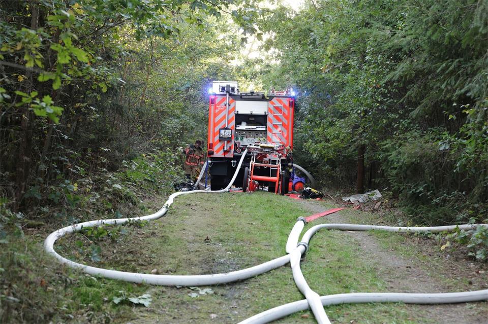 Nach Angaben der Stadt waren am frühen Abend knapp 100 Einsatzkräfte mit den Löscharbeiten beschäftigt.Bodo Schackow/dpa