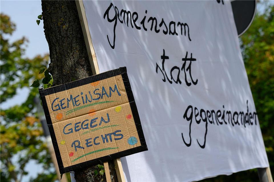 Aktionstag gegen Hetze nach Tod von 16-Jähriger in Friedland Nach Angaben der Veranstalter kamen bis zu 400 Menschen bei dem Aktionstag zusammen. Swen Pförtner/dpa