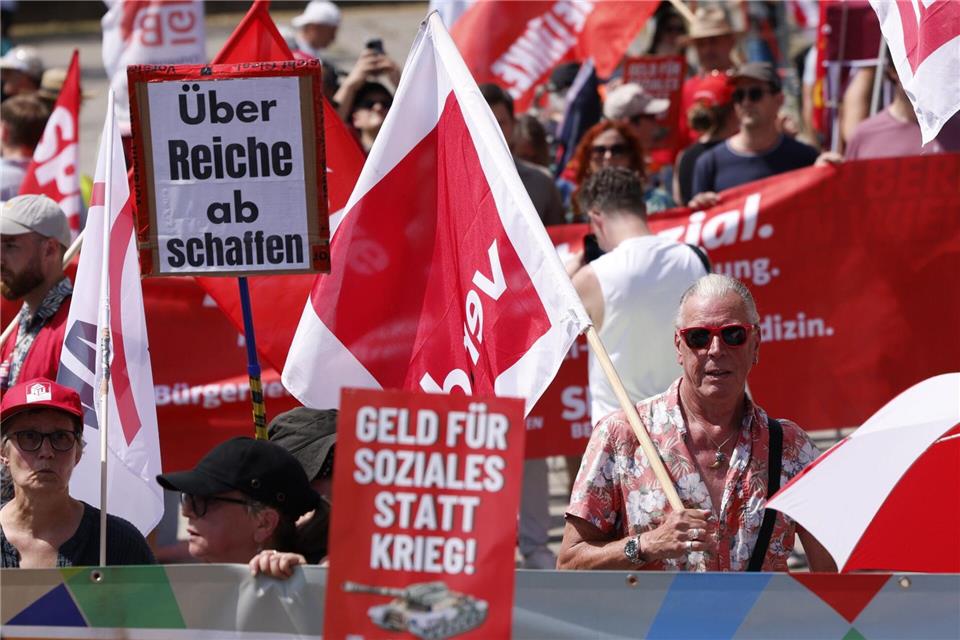 Nach Angaben der Veranstalter kamen rund 3.000 Menschen zur Kundgebung. Carsten Koall/dpa