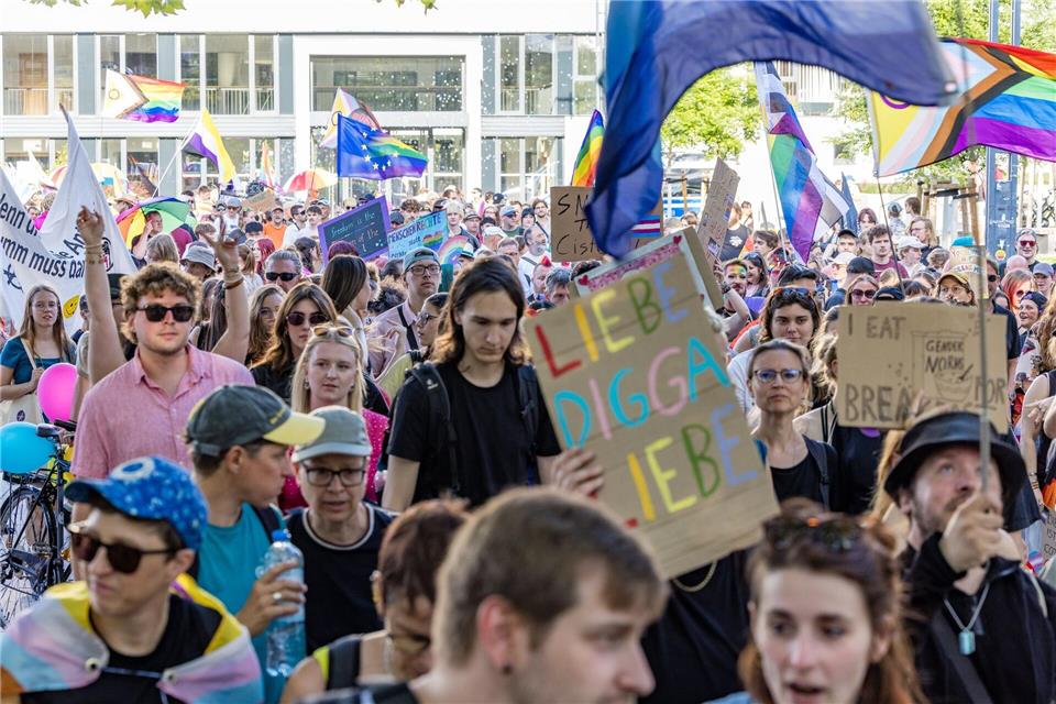 Nach Angaben der Veranstalter nahmen in der Spitze rund 1.500 Menschen am Christopher Street Day in Cottbus teil.Frank Hammerschmidt/dpa