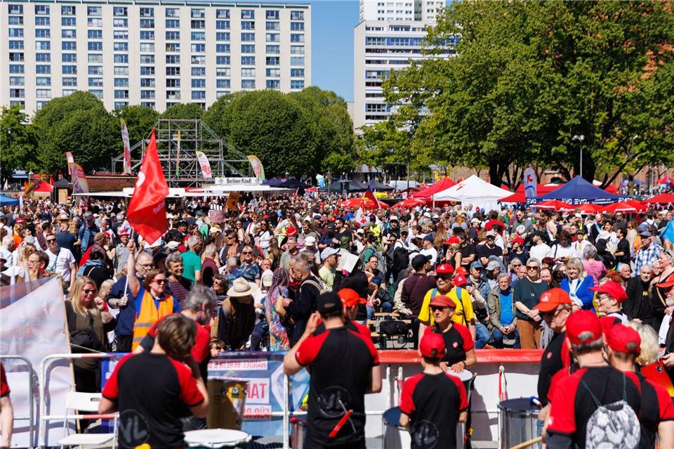 Nach Angaben des Deutschen Gewerkschaftsbundes kamen rund 12.000 Menschen zu einer Demonstration und Kundgebung in Berlin am Tag der Arbeit zusammen. Carsten Koall/dpa