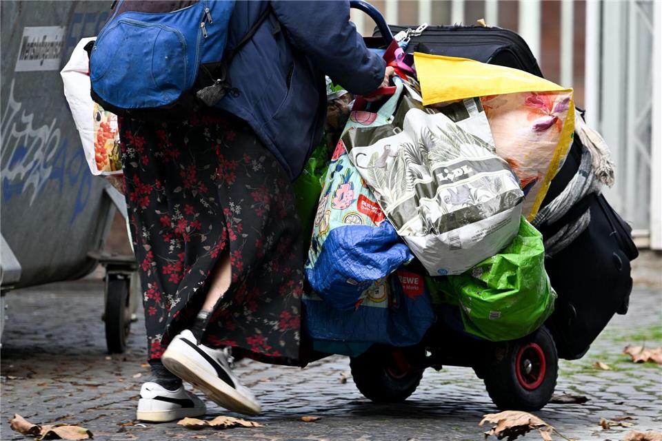 Nach Angaben des Sozialdienstes Katholischer Frauen Trier nimmt Obdachlosigkeit bei Frauen zu (Symbolbild)Arne Dedert/dpa