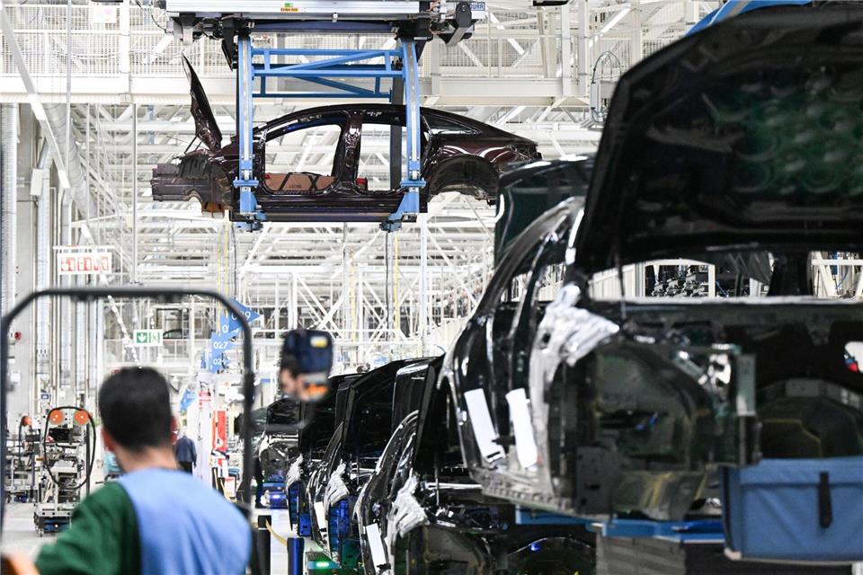 Nach Angaben des Statistischen Landesamts sind weniger Menschen in Baden-Württembergs Autoindustrie beschäftigt. (Symbolbild)Bernd Weißbrod/dpa