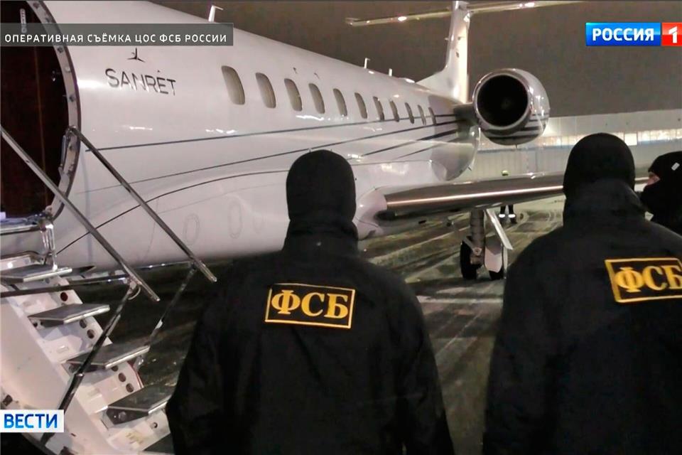 Nach Angaben des russischen Inlandsgeheimdienstes FSB wurde der Verdächtige in den Vereinigten Arabischen Emiraten festgenommen und nach Russland überstellt.Uncredited/Russian Federal Security Service via AP/dpa