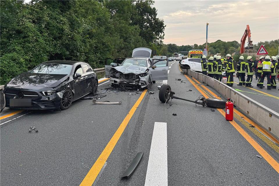 Nach Angaben eines Polizeisprechers waren vier Fahrzeuge an dem Unfall auf der Autobahn in Mülheim an der Ruhr beteiligt.Justin Brosch/dpa