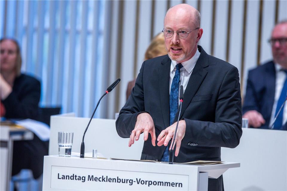 Nach Angaben von Innenminister Christian Pegel (SPD) ist die Zahl der Asylbewerber in MV deutlich gesunken. (Archivbild)    Jens Büttner/dpa