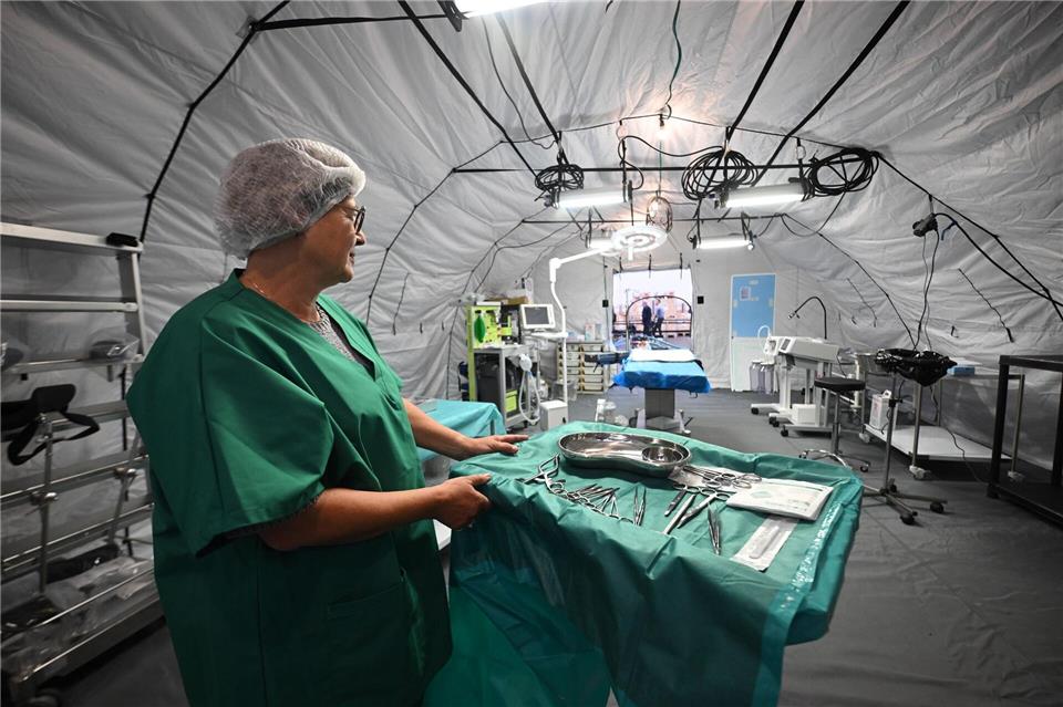 Nach Angaben von Johnen verfügt es über grundlegende Funktionen eines Krankenhauses: eine Notaufnahme, Bettenstationen, Labor, Röntgen, Operationssaal und Geburtshilfe.Julian Stratenschulte/dpa