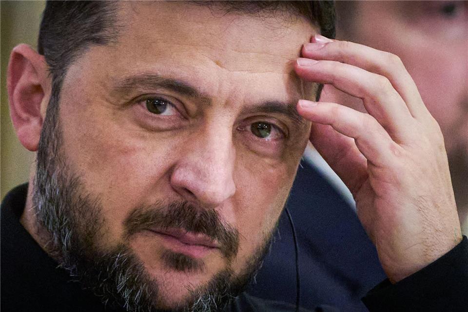 Selenskyj beklagt neuen Angriff und lobt Sanktionen  Nach Angaben von Selenskyj wurde nach den schweren Luftangriffen in der Nacht nun am Tag ein weiteres Kraftwerk angegriffen. (Archivbild)Efrem Lukatsky/AP/dpa