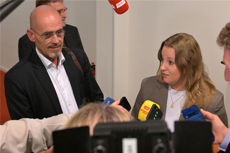 Nach Ansicht der BSW-Landesvorsitzenden Friederike Benda, des Fraktionsvorsitzenden Niels-Olaf Lüders und des Parlamentarischen Geschäftsführers Falk Peschel (nicht im Bild) hat Dorst den Holocaust nicht relativiert. (Archivbild)Michael Bahlo/dpa