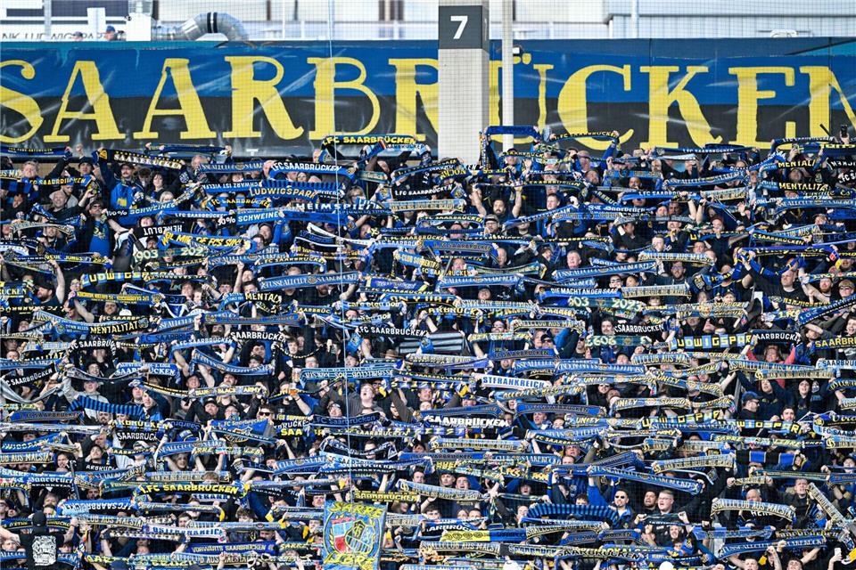 Nach Ansicht der Fans muss sich in Saarbrücken etwas ändern.Uwe Anspach/dpa