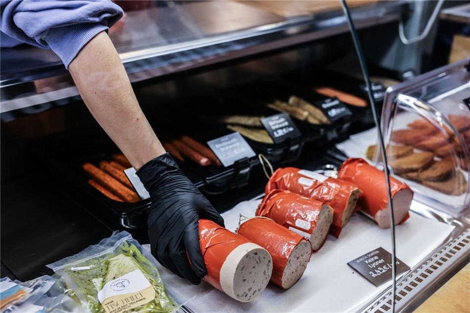 Wenn’s um die Wurst geht - EU-Streit ums vegane „Fleisch“ Nach Ansicht des EU-Parlaments darf nur noch Tierisches Burger oder Wurst heißen. Der Grund: Es bestehe „ein echtes Verwechslungsrisiko“.(Archiv)Oliver Berg/dpa
